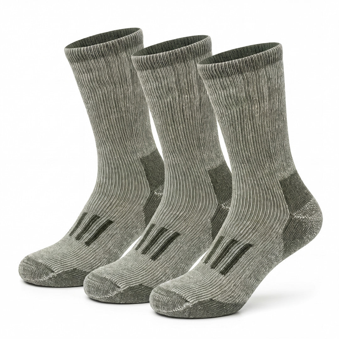 Arctic Thermal Socks 3-Pack i armégrönt, tre par varma ullstrumpor mot vit bakgrund