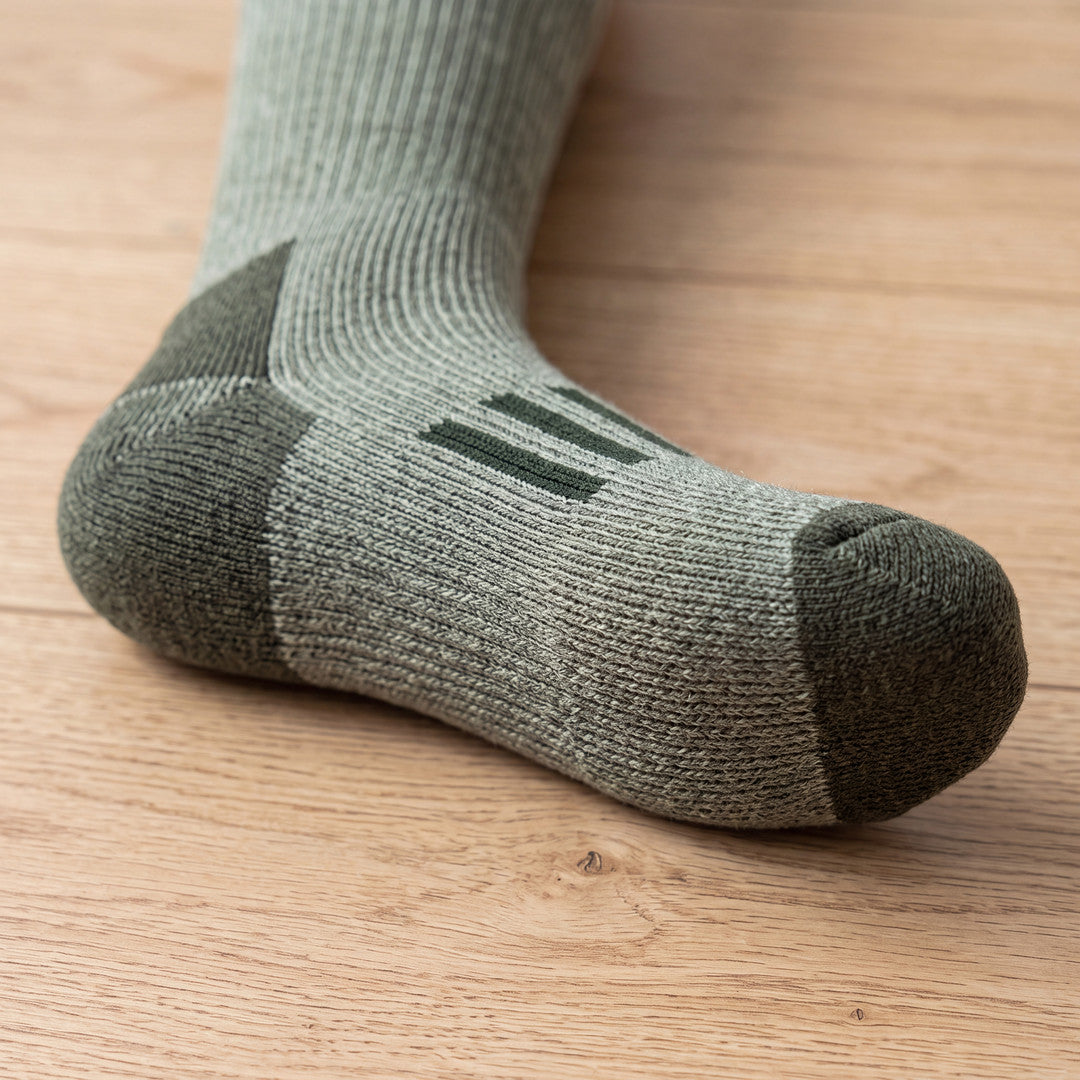 Närbild på foten med mörkare häl och tå på Arctic Thermal Socks i armégrönt