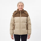 Cord Puffer Jacket for dame i kaki, kvinne sett forfra mot hvit bakgrunn