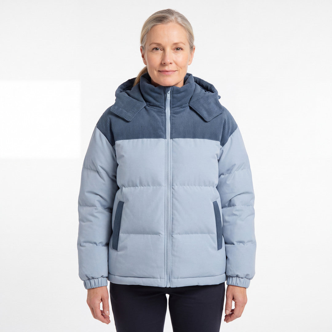 Cord Puffer Jacket för dam i ljusblå, kvinna framifrån mot vit bakgrund