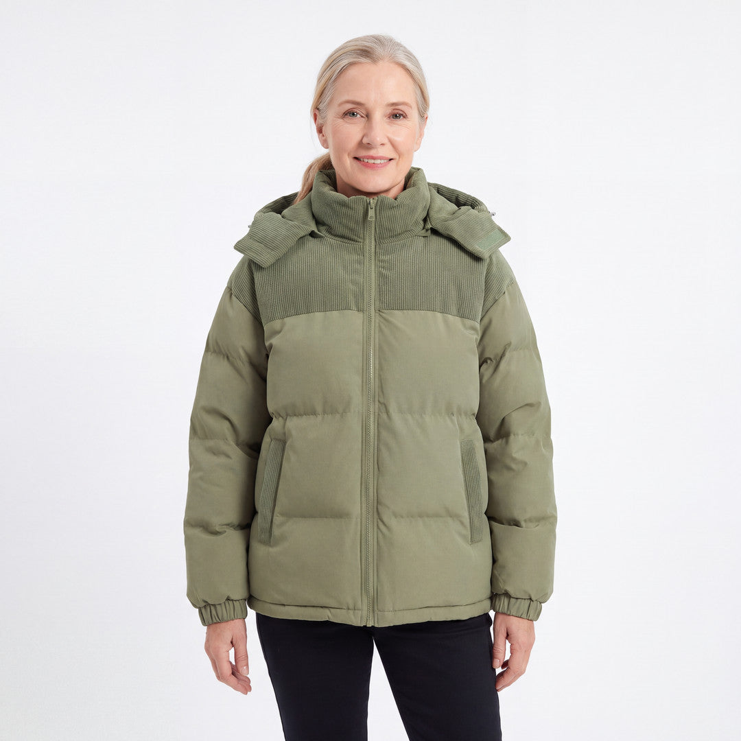 Cord Puffer Jacket voor dames in saliegroen, vrouw van voren tegen een witte achtergrond