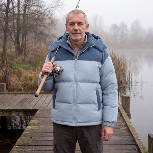 Man i Cord Puffer Jacket i ljusblå med fiskespö på bryggan en dimmig morgon