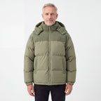 Cord Puffer Jacket för herr i salviagrön, man framifrån mot vit bakgrund