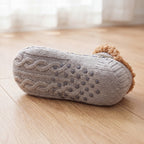 Närbild på sulan med halkskydd av gummiprickar på Nordic Knit Slipper Socks i grå