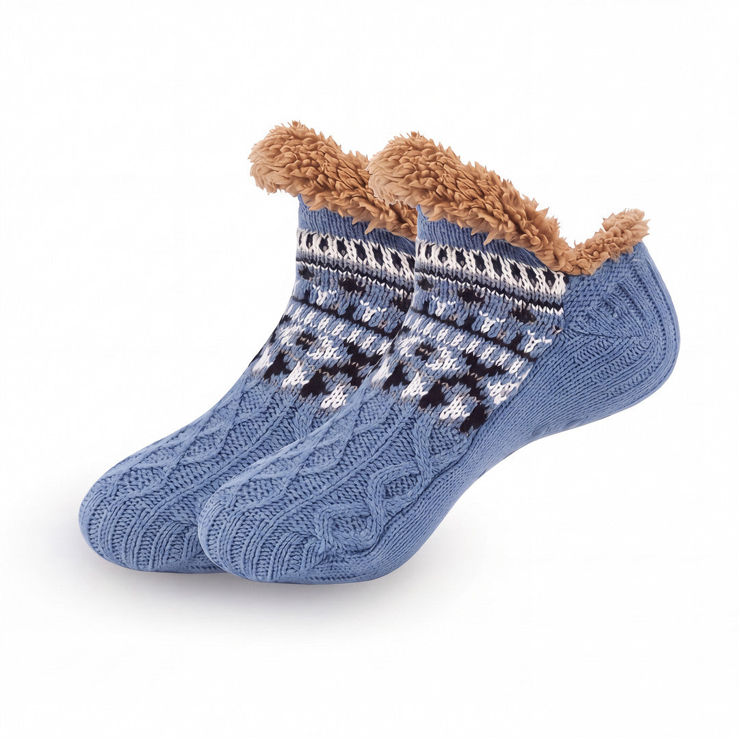 Nordic Knit Slipper Socks in Hellblau, gestrickte Hüttensocken mit Sherpa-Bündchen vor weißem Hintergrund