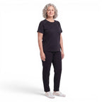 Kobieta w czarnym QuickDry Stretch T-shirt z chłodnej tkaniny ice silk o gładkiej powierzchni