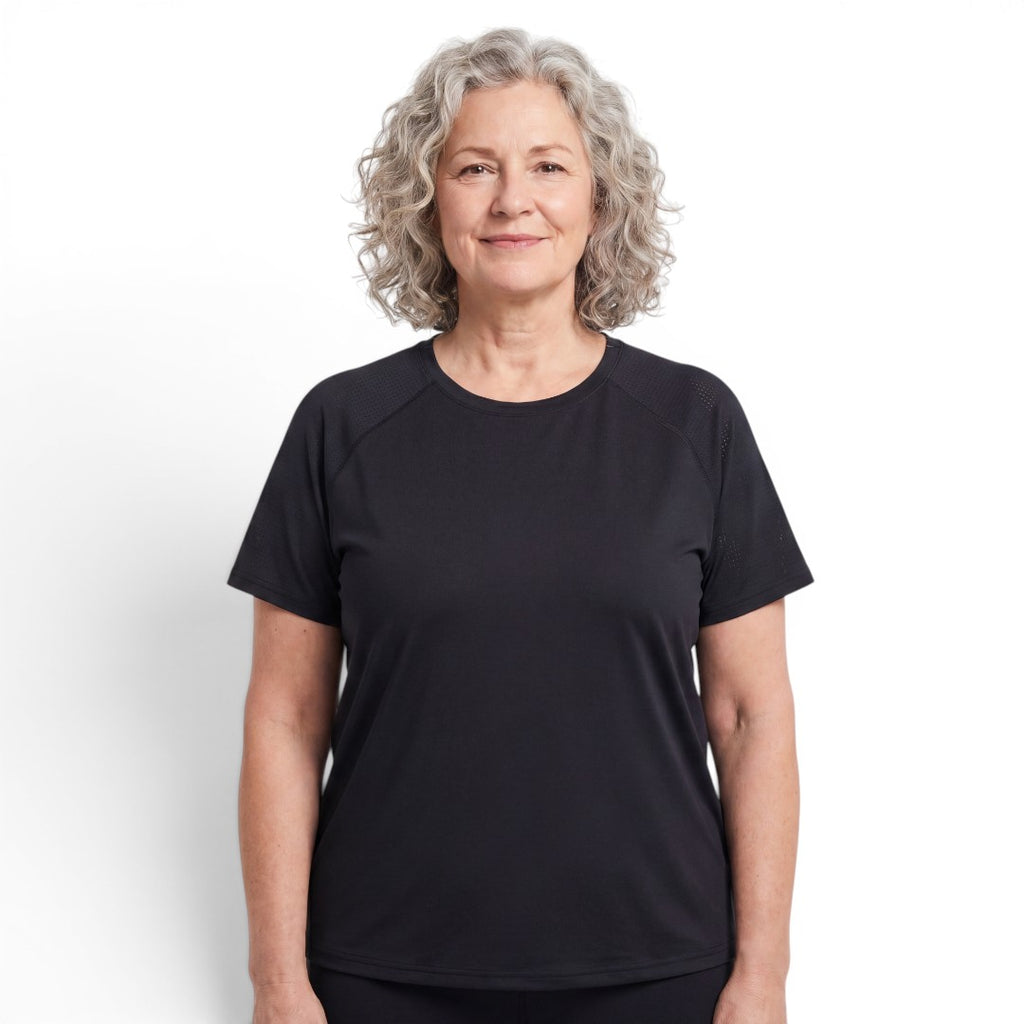 Kvinna i svart QuickDry Stretch T-shirt med svalt ice silk-tyg