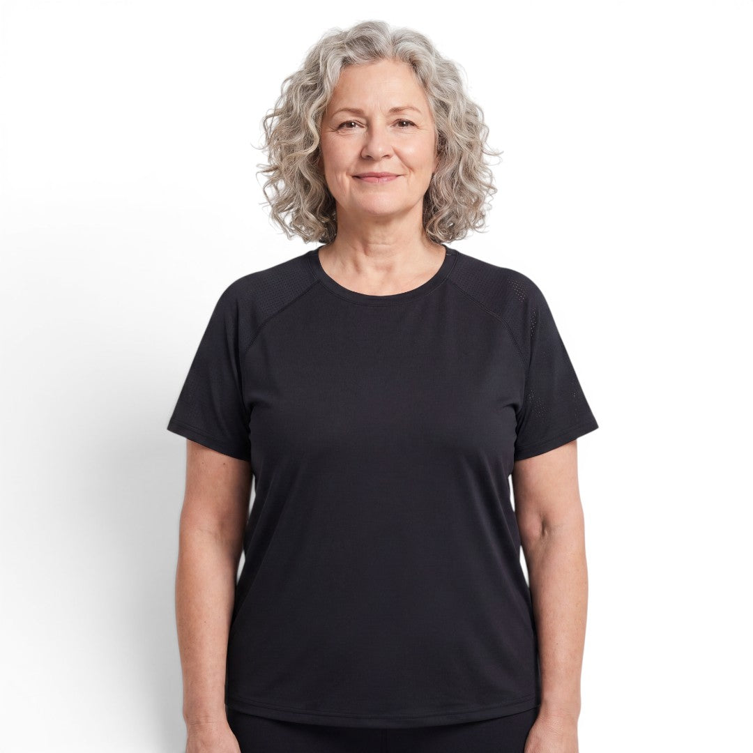 Kvinna i svart QuickDry Stretch T-shirt med svalt ice silk-tyg