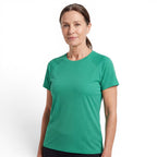 Mulher com uma QuickDry Stretch T-shirt verde com superfície ice silk lisa e fresca