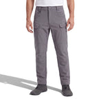 Man i grå Utility Fleece Pants med flera cargofickor mot vit bakgrund