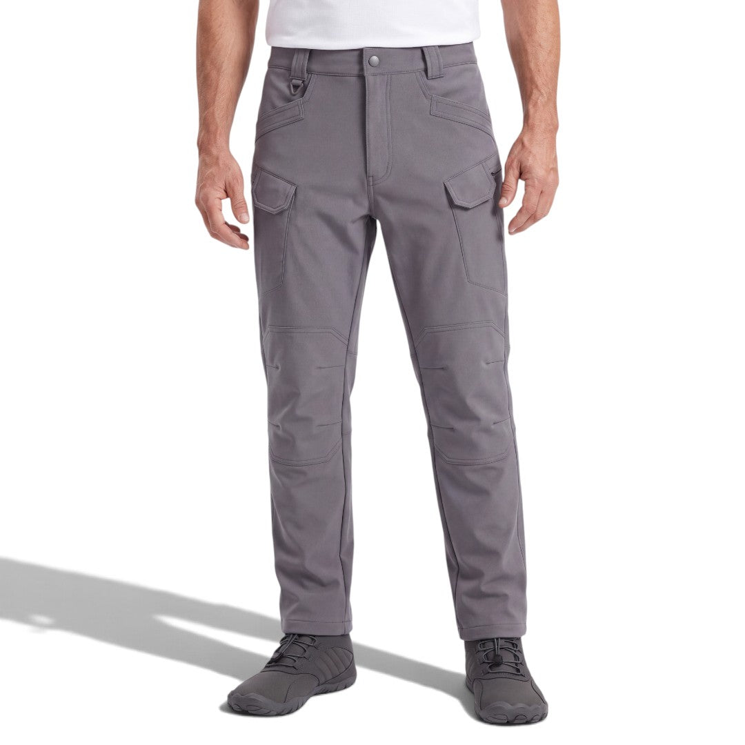 Man i grå Utility Fleece Pants med flera cargofickor mot vit bakgrund