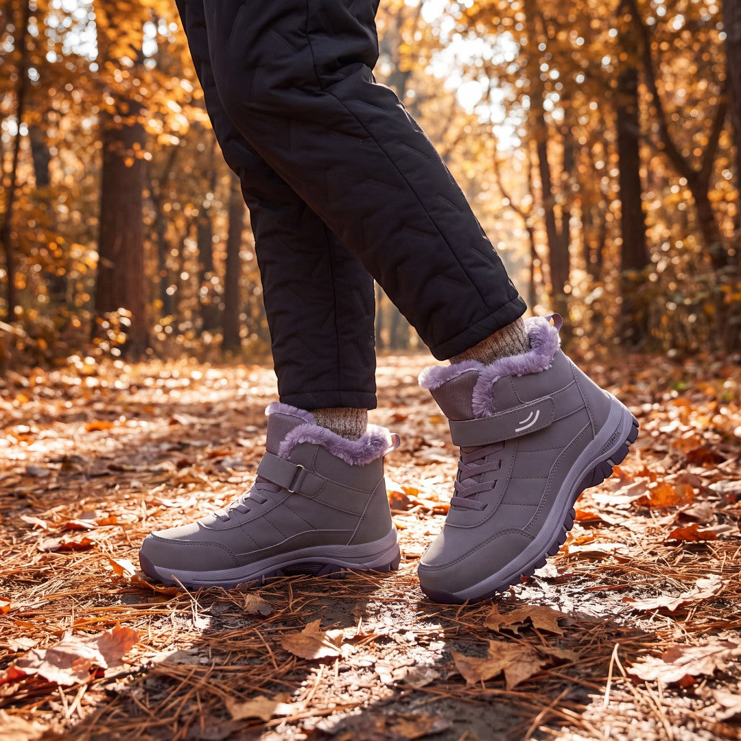 Warm Comfort Shoes cinzentos com forro macio e fecho de velcro numa floresta de outono