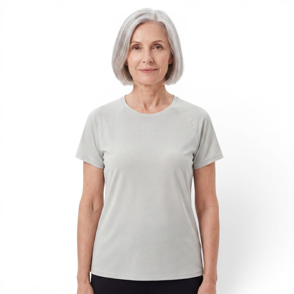 Kobieta w szarym QuickDry Stretch T-shirt z chłodnej tkaniny ice silk na białym tle