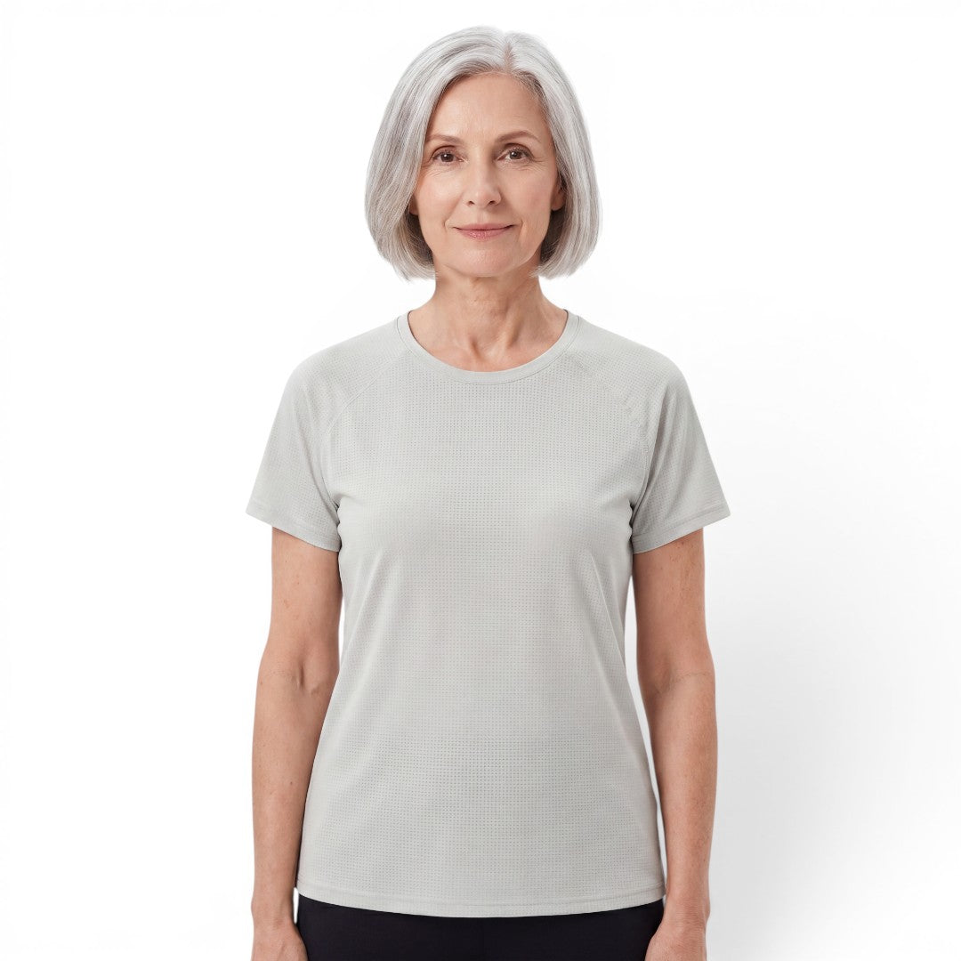 Kobieta w szarym QuickDry Stretch T-shirt z chłodnej tkaniny ice silk na białym tle