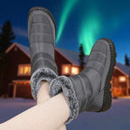 Waterproof Comfort Boots grigi con fodera in pelliccia sintetica e chiusura a strappo in un paesaggio innevato