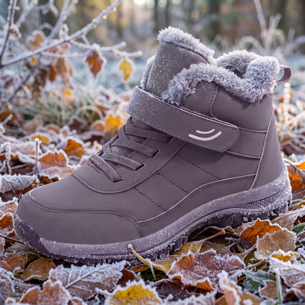 Warm Comfort Shoes cinzentos com sola antiderrapante sobre folhas de outono com geada