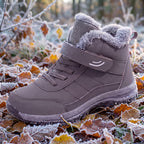 Warm Comfort Shoes cinzentos com sola antiderrapante sobre folhas de outono com geada