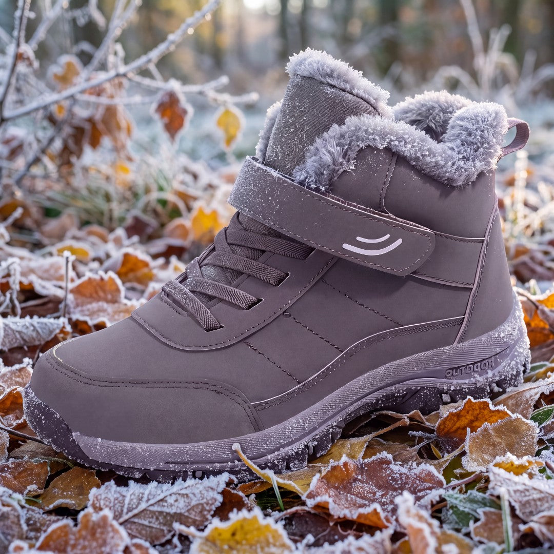 Warm Comfort Shoes cinzentos com sola antiderrapante sobre folhas de outono com geada
