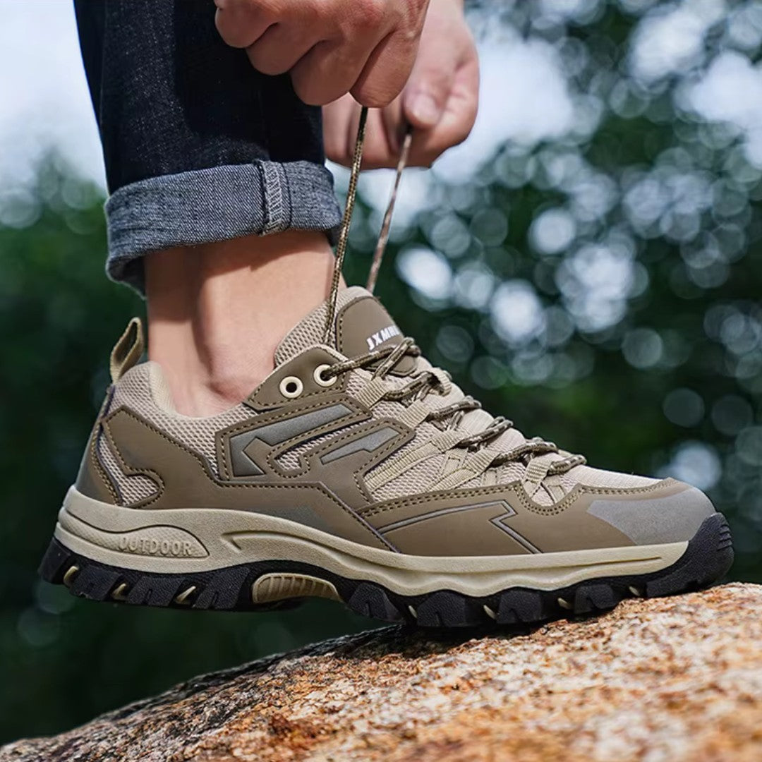 Khakinväriset Low Ortho Hiking Shoes -kengät, verkkokangas ja karkea TPU-pohja, kallioisella alustalla