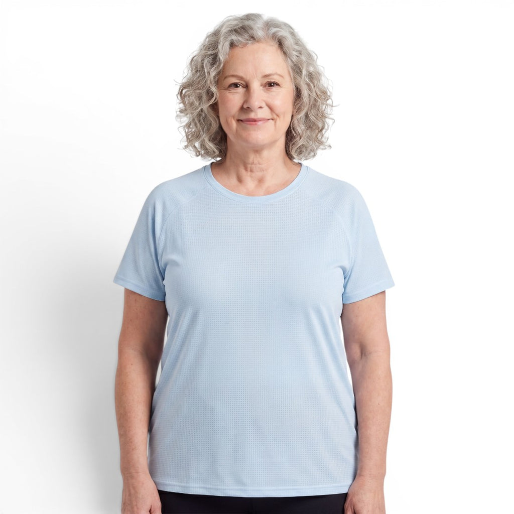 Kvinna i ljusblå QuickDry Stretch T-shirt med slät och sval yta