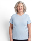 Kvinna i ljusblå QuickDry Stretch T-shirt med slät och sval yta