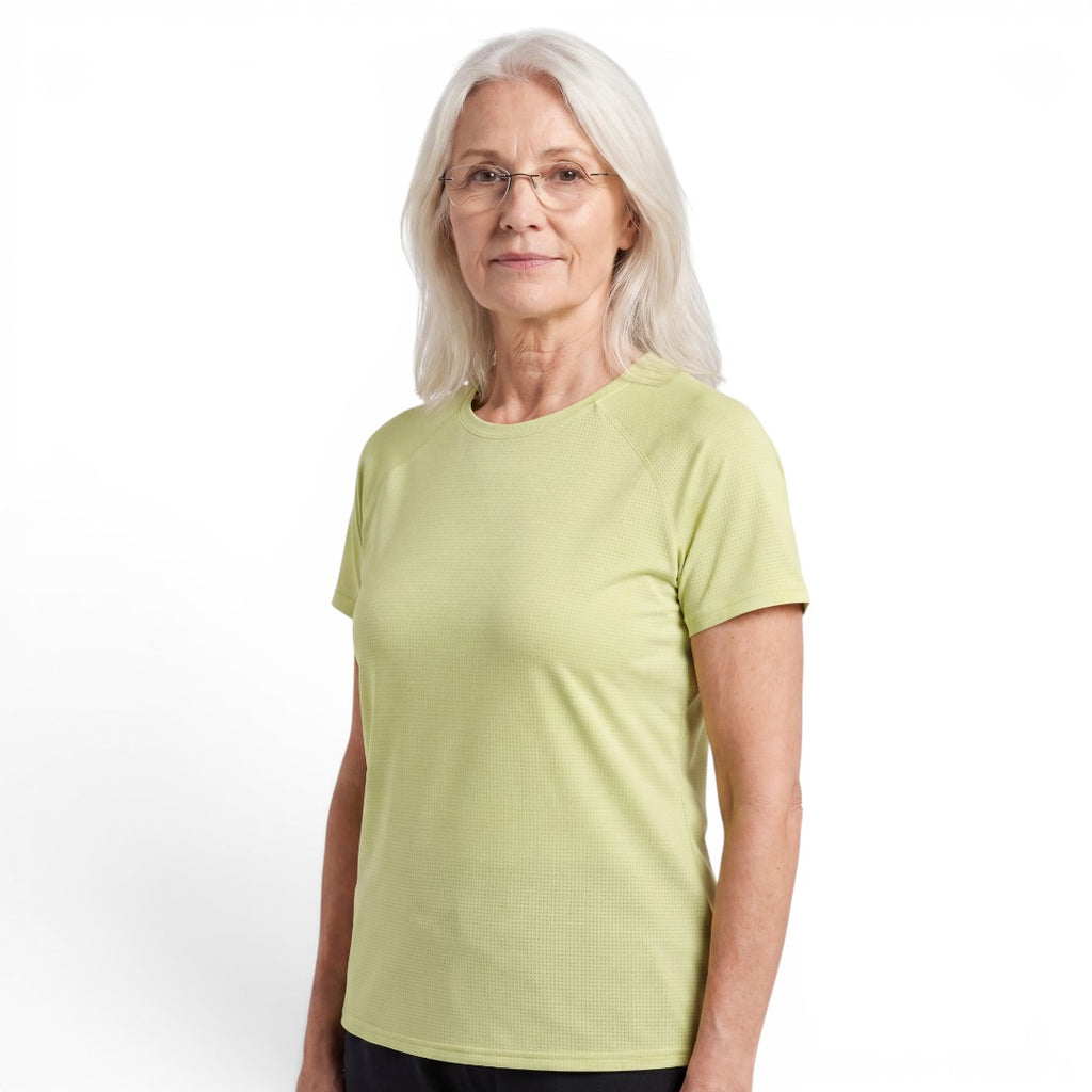 Vrouw in een lichtgroen QuickDry Stretch T-shirt van gladde ice silk-stof