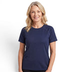 Kvinna i marinblå QuickDry Stretch T-shirt med slät och sval yta