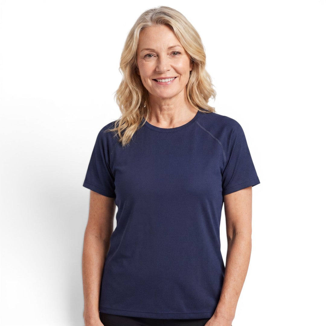 Kvinna i marinblå QuickDry Stretch T-shirt med slät och sval yta
