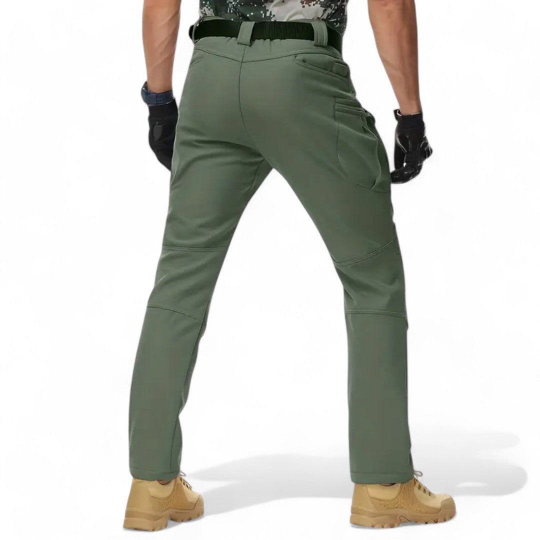 Man i olivgröna Utility Fleece Pants med flera fickor, bakifrån