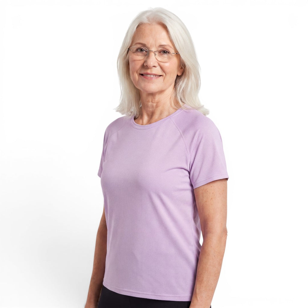 Nainen vaaleanliilassa QuickDry Stretch T-shirt -paidassa, jonka kangas on sileä ja viileä