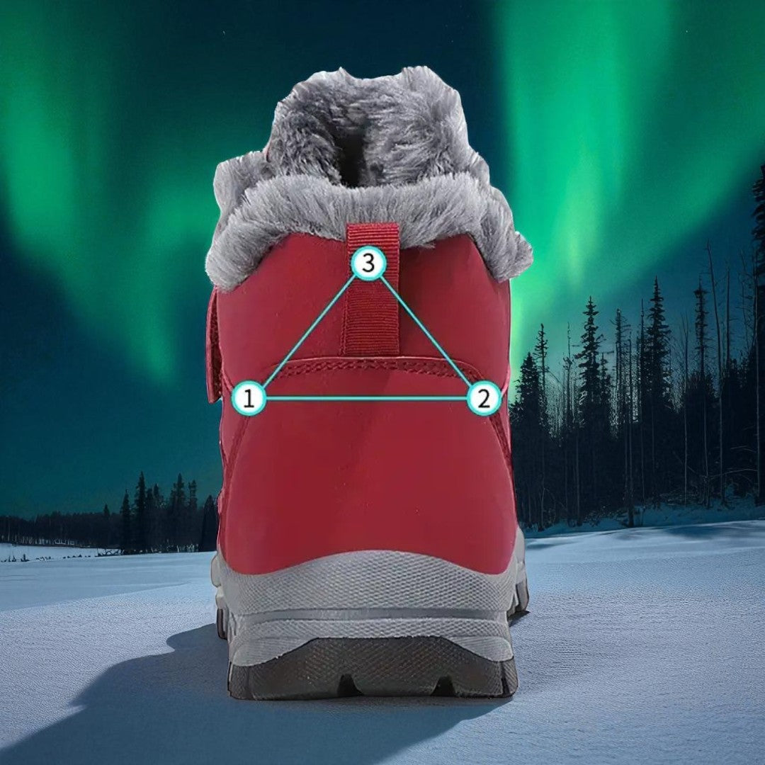 Warm Comfort Shoes vermelhos vistos de trás contra um céu com auroras boreais