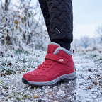 Warm Comfort Shoes vermelhos com fecho de velcro num caminho com neve