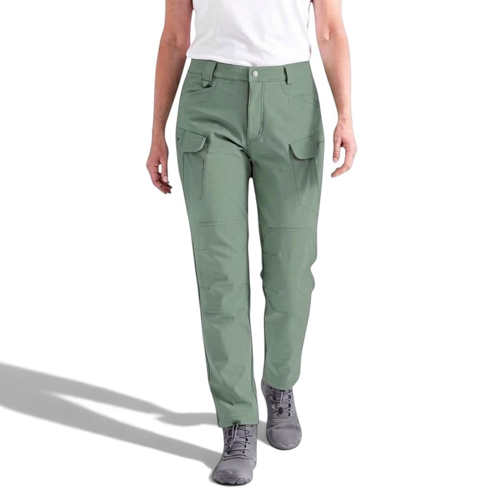 Utility Fleece Pants i salviagrönt med flera cargofickor mot vit bakgrund