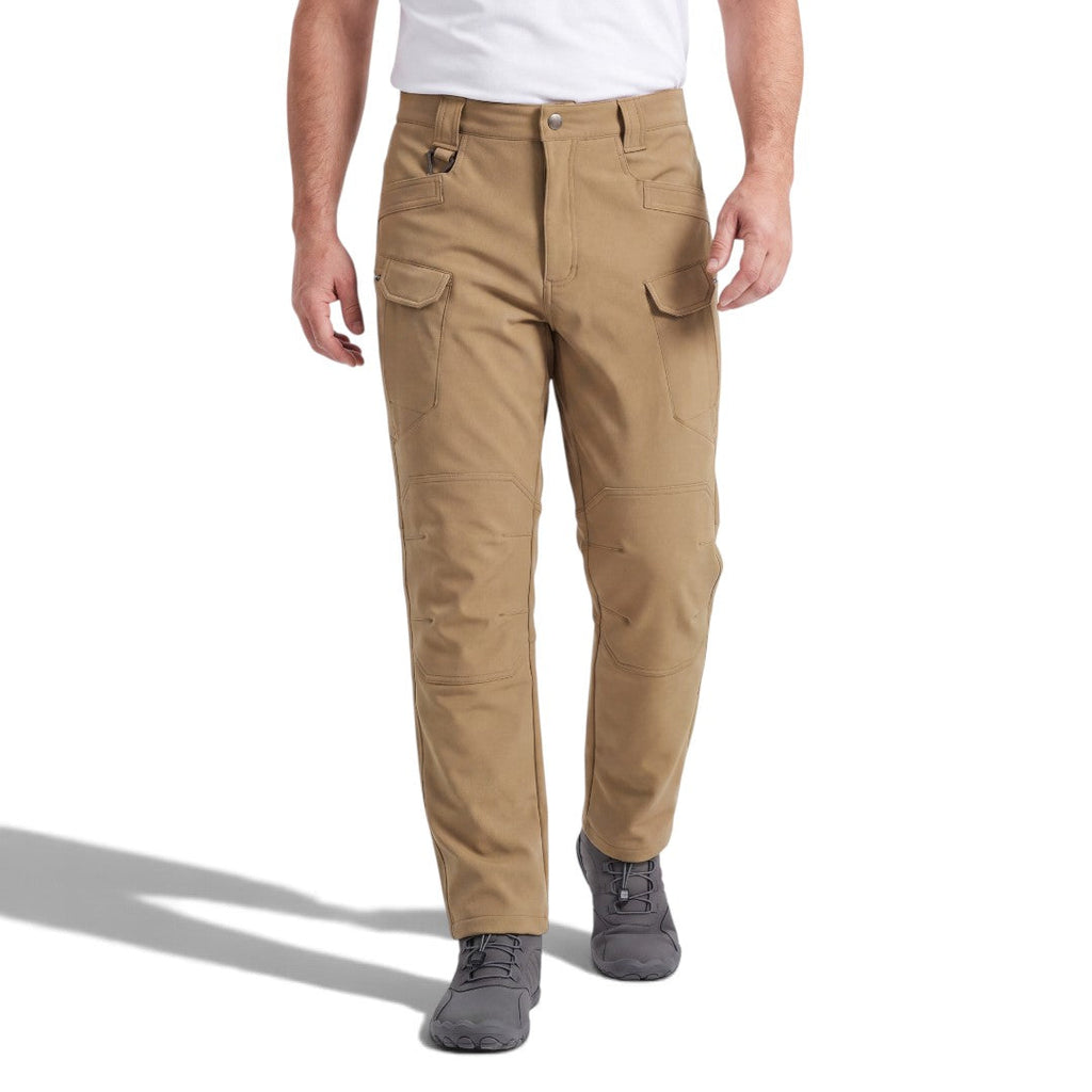 Beige Utility Fleece Pants med flera cargofickor och förstärkta knän på modell