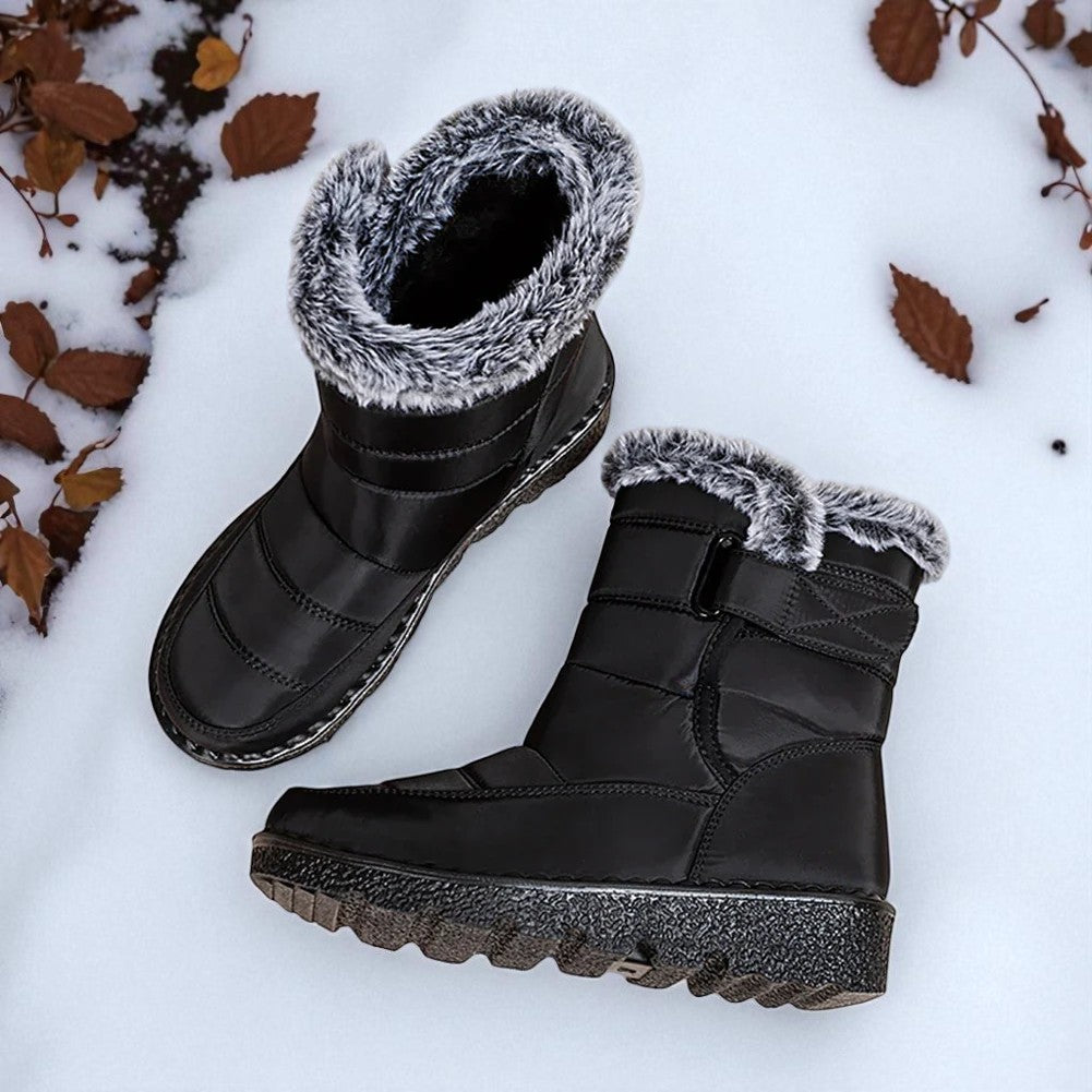 Waterproof Comfort Boots neri con fodera in pelliccia sintetica e chiusura a strappo su terreno innevato
