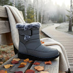 Waterproof Comfort Boots grigi con fodera in pelliccia sintetica su una panca di legno nel bosco