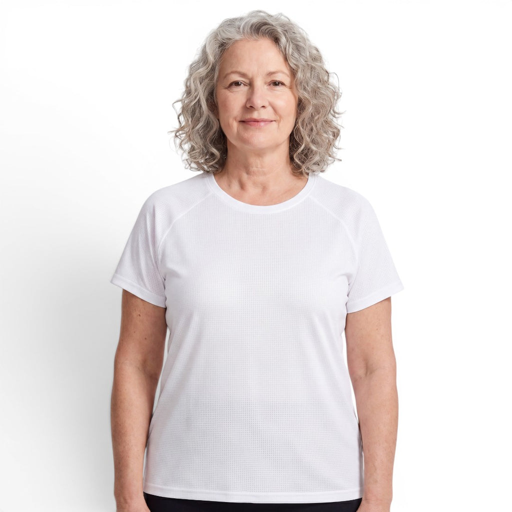 Kiharainen harmaahiuksinen nainen valkoisessa QuickDry Stretch T-shirt -paidassa, jonka pinta on viileä