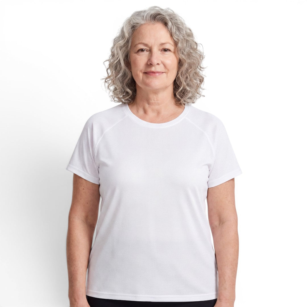 Kiharainen harmaahiuksinen nainen valkoisessa QuickDry Stretch T-shirt -paidassa, jonka pinta on viileä
