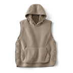 OUTDOORS NORDIC Sherpa Hoodie Vest i beige med sherpaforet hætte, kængurulomme og knapper i siderne