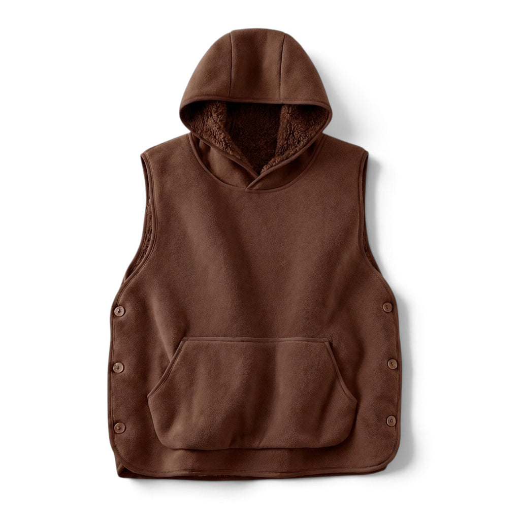 OUTDOORS NORDIC Sherpa Hoodie Vest i brun med sherpaforet hætte, kængurulomme og knapper i siderne