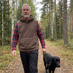 Mand omkring 60 på gåtur med hunden i skoven i brun Sherpa Hoodie Vest og sorte Warm Fleece Pants