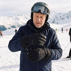 Mann mit schwarzen Skihandschuhen stellt auf der Skipiste die Handgelenkschlaufe ein